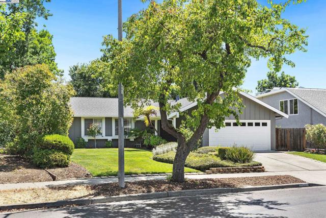 1001 Crellin Rd, Pleasanton CA: https://media.crmls.org/mediaz/9b006a90-5521-4713-8ee1-6282b42fe97d.jpg