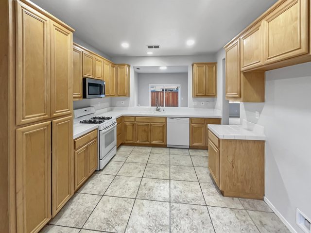 4455 Meadow Valley Cir, Fairfield CA: https://media.crmls.org/mediaz/9b0088d9-2636-4b6f-a3cc-e9304f7e719f.jpg