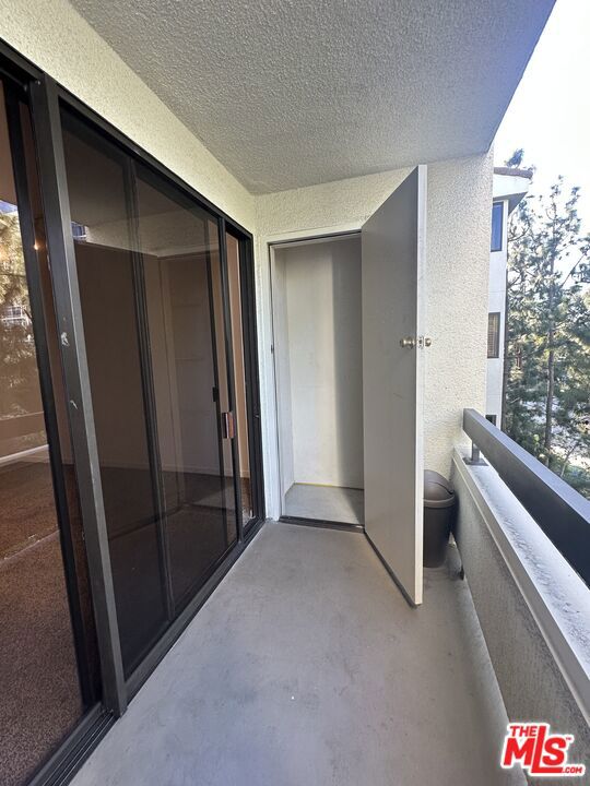 2122 Century Park Lane, Los Angeles CA: https://media.crmls.org/mediaz/9b00d4bb-c077-4e7e-b521-6b88e43d1098.jpg