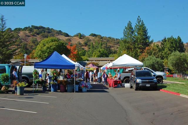 1316 Rockledge Ln, Walnut Creek CA: https://media.crmls.org/mediaz/9b010de2-cf81-4ecf-8ec7-7f07aeb6e385.jpg