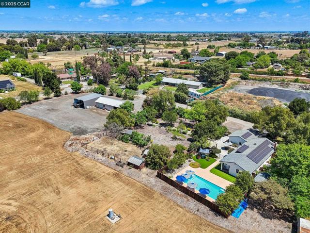 91 Lozoya Way, Oakley CA: https://media.crmls.org/mediaz/9b013fcd-ee25-4c3d-908a-bca0a566cc0e.jpg