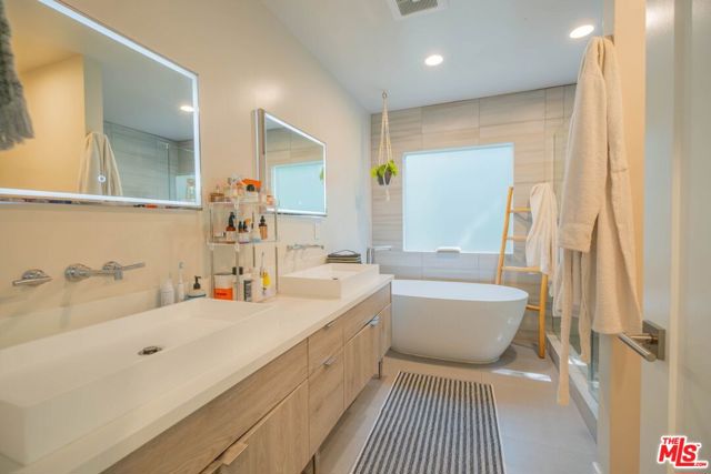 2760 E Glenoaks Boulevard, Glendale CA: https://media.crmls.org/mediaz/9b01a9c0-074f-4a24-bc35-cb8de28610b8.jpg