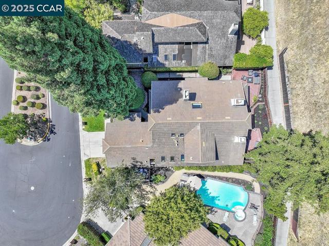 959 Redwood Dr, Danville CA: https://media.crmls.org/mediaz/9b028ff9-7556-4cbf-be70-7e10928266d9.jpg