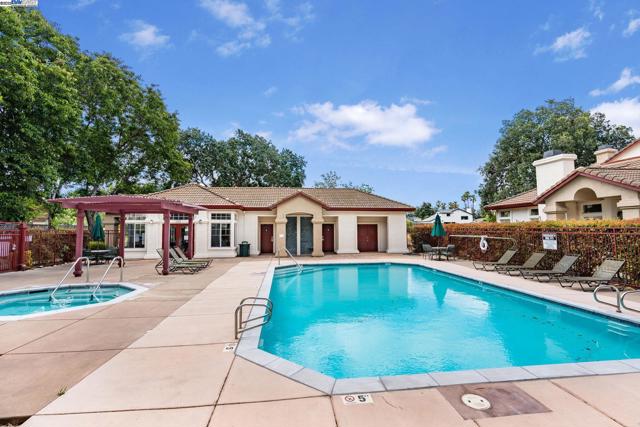 5648 Belleza Dr, Pleasanton CA: https://media.crmls.org/mediaz/9b02a59e-b72e-487c-80b3-da039bcd8ca8.jpg