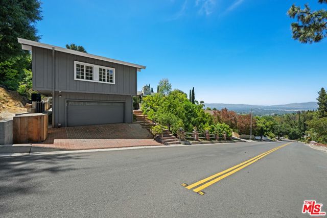 16582 Calneva Drive, Encino CA: https://media.crmls.org/mediaz/9b04ab6f-2864-4ce5-a149-5f64e582527e.jpg