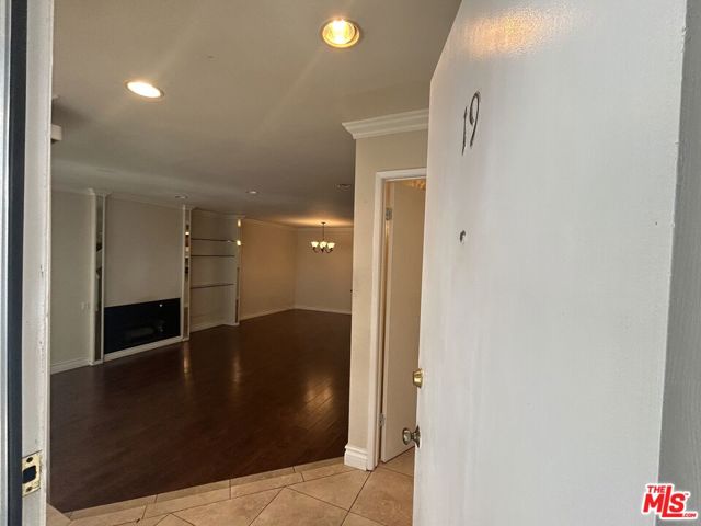 5142 Zelzah Avenue, Encino CA: https://media.crmls.org/mediaz/9b067208-1896-4e8f-b1d8-bc504945963e.jpg