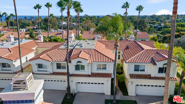 6477 Zuma View Place, Malibu CA: https://media.crmls.org/mediaz/9b077f81-680c-4d77-bcd7-1db67ff8c98e.jpg