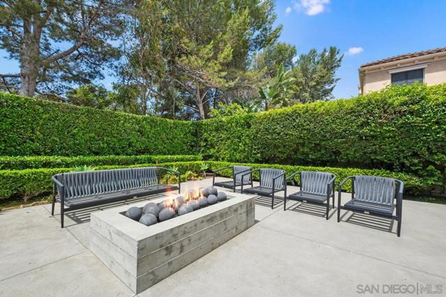 50 Whitehall, Newport Beach CA: https://media.crmls.org/mediaz/9b0852af-4200-4f71-85ac-082237a3fd0b.jpg