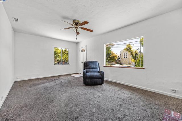 1137 Post St, Alameda CA: https://media.crmls.org/mediaz/9b08d75a-0e2e-40a0-b7c7-aa7f51147374.jpg