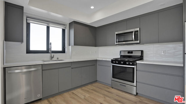 846 S Mariposa Avenue, Los Angeles CA: https://media.crmls.org/mediaz/9b08f277-61fb-4863-bb15-1fefd92755cb.jpg
