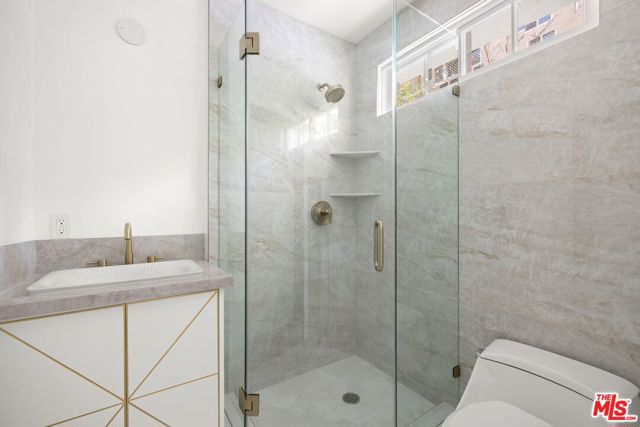 1727 Stone Canyon Road, Los Angeles CA: https://media.crmls.org/mediaz/9b09235f-2142-4b48-9366-7aa318472e37.jpg