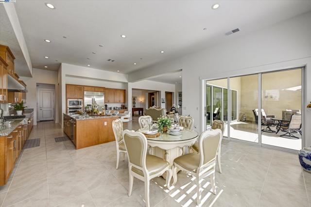 4072 Whitney Vista Ln, Rocklin CA: https://media.crmls.org/mediaz/9b0967c7-0e19-42cb-8321-f7d72eef8628.jpg