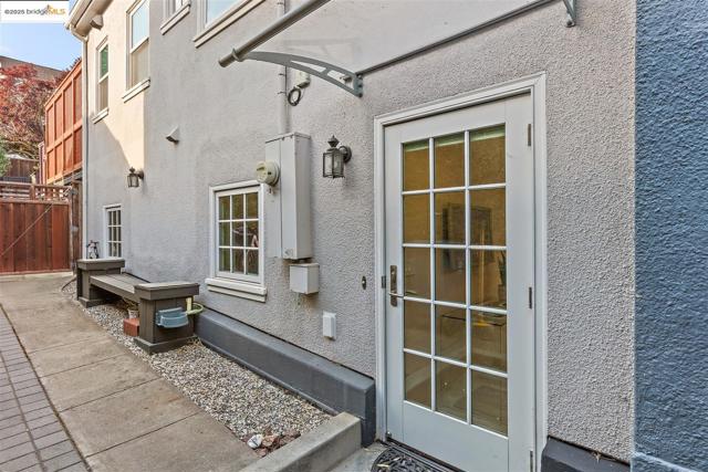 61 Wildwood Ave, Piedmont CA: https://media.crmls.org/mediaz/9b096e71-6ece-4510-8d47-e4847fd47b62.jpg