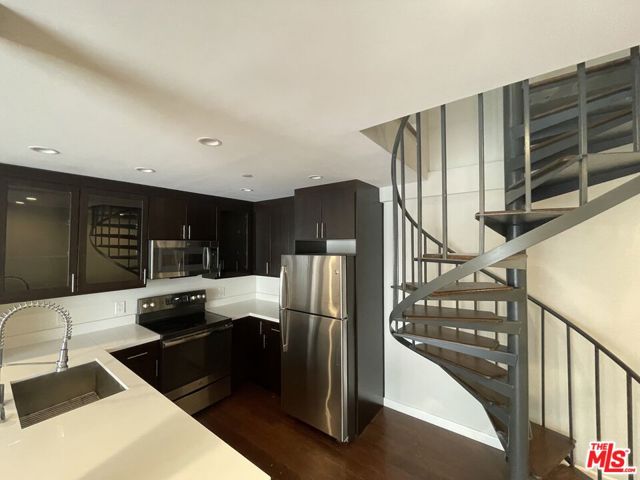 1453 3rd Street Promenade, Santa Monica CA: https://media.crmls.org/mediaz/9b0a5856-2379-41bb-a22d-c27a26daee60.jpg
