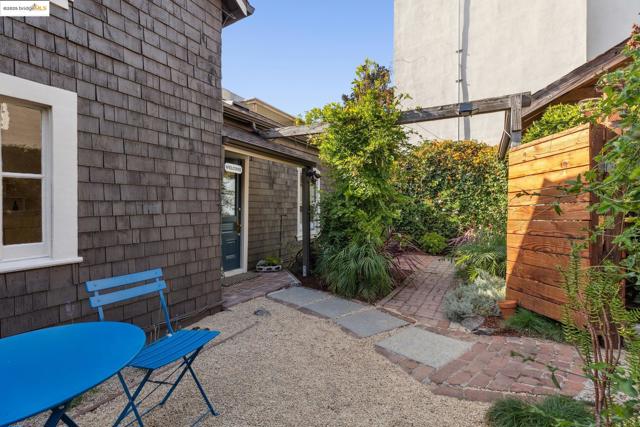 1532 Walnut St, Berkeley CA: https://media.crmls.org/mediaz/9b0a5958-2bd1-46ed-b104-e4dc5454b3be.jpg