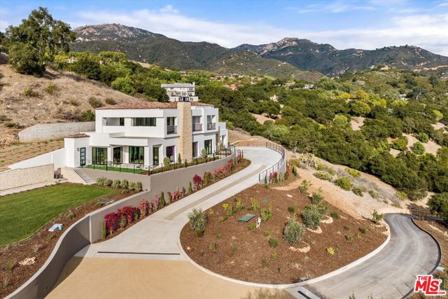 2082 Las Canoas Road, Santa Barbara CA: https://media.crmls.org/mediaz/9b0ae808-e2ff-4894-a00f-1da376f1057e.jpg