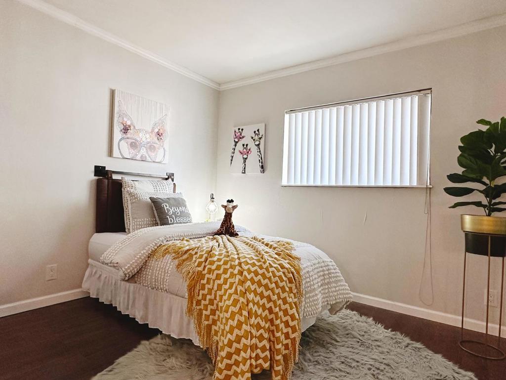 https://media.crmls.org/mediaz/9b0c2ea1-4987-49f2-bae3-385419d75547.jpg?preset=X-Large