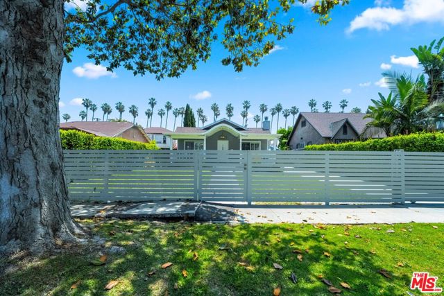 4622 7th Avenue, Los Angeles, California 90043, 2 Bedrooms Bedrooms, ,2 BathroomsBathrooms,Single Family Residence,For Sale,7th,24402557