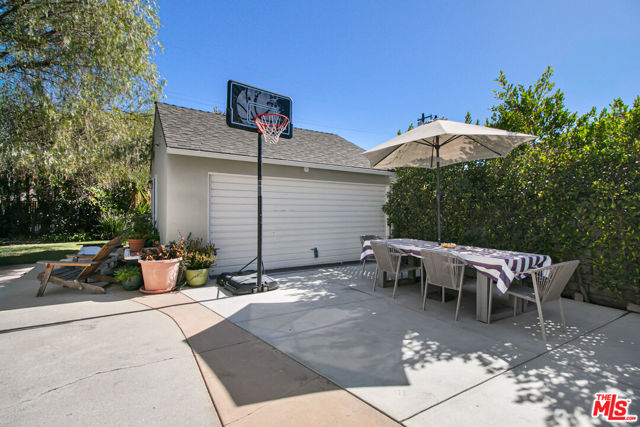 4546 Allott Avenue, Sherman Oaks CA: https://media.crmls.org/mediaz/9b0c73fe-1e97-4267-8b14-6a30b96c995b.jpg