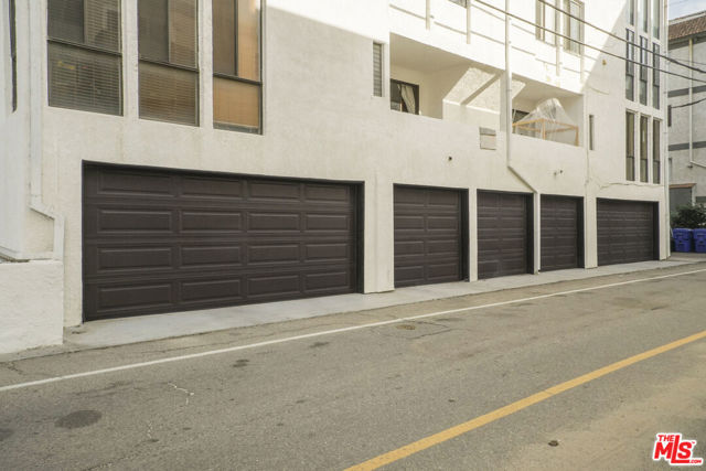 14 Mast Street, Marina del Rey CA: https://media.crmls.org/mediaz/9b0caa37-c817-4aea-aef7-862d18bcbdfc.jpg
