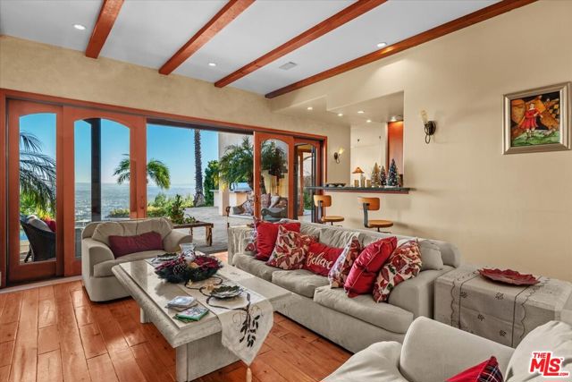 1740 Carla, Beverly Hills CA: https://media.crmls.org/mediaz/9b0da090-9c76-4218-a3ae-5bdc7a49b7ec.jpg