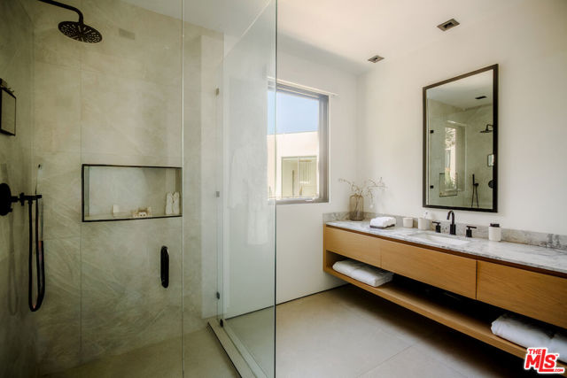 13331 Mulholland Drive, Beverly Hills CA: https://media.crmls.org/mediaz/9b0dbfd9-f8d5-4fe6-a474-fd2f30321fad.jpg