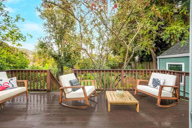 3908 Archmont Pl, Oakland CA: https://media.crmls.org/mediaz/9b0e44a6-e335-489f-847f-03d60a0a4b4d.jpg