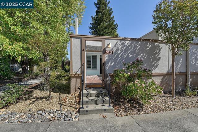 3128 Tice Creek Dr, Walnut Creek CA: https://media.crmls.org/mediaz/9b0e54f3-418e-40c7-a682-3f64af8a0306.jpg