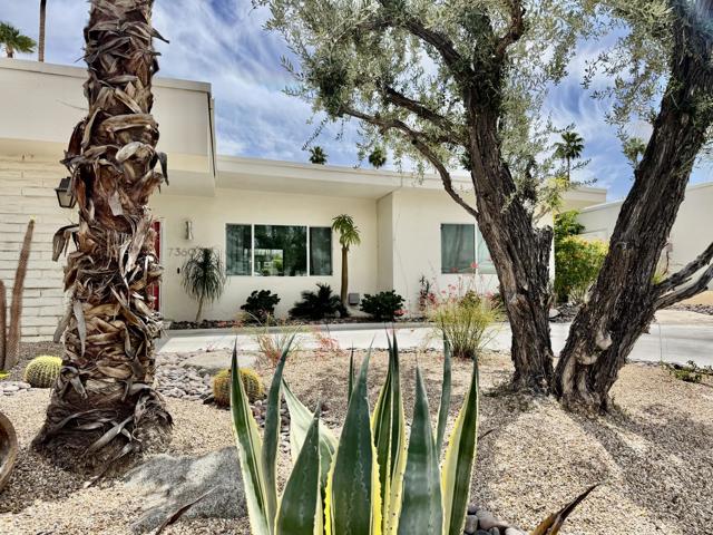 73607 18th Fairway Lane, Palm Desert CA: https://media.crmls.org/mediaz/9b0e78bc-a47c-4753-badc-c10ef3694a0d.jpg