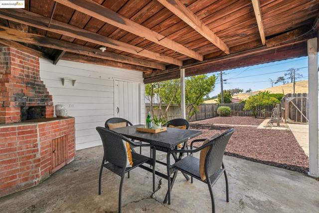 10601 Sheldon St, Oakland CA: https://media.crmls.org/mediaz/9b0f9557-b9fc-4756-bfcf-a422665e96f6.jpg