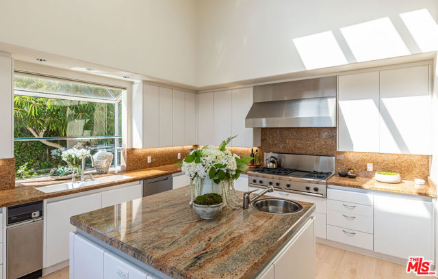 6417 Merritt Drive, Malibu CA: https://media.crmls.org/mediaz/9b0fe43c-1cdd-4c05-a28b-fc50bdf67088.jpg
