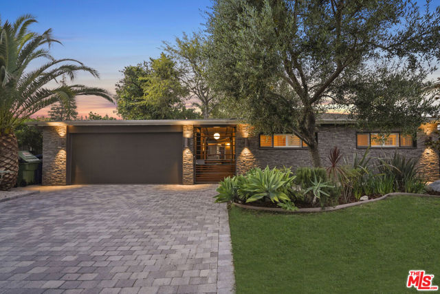 12815 Sarah Street, Studio City CA: https://media.crmls.org/mediaz/9b1084d4-175e-413f-a1a8-53e4234885d1.jpg
