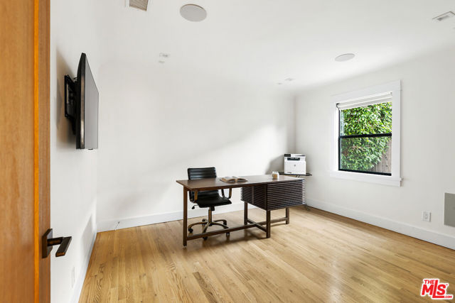 5319 West Boulevard, Los Angeles CA: https://media.crmls.org/mediaz/9b1088a0-6e54-4d71-9c75-d62079a8e8fe.jpg