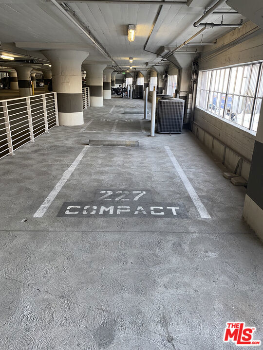https://media.crmls.org/mediaz/9b111578-ad20-46d3-b9c4-6dbff4bc3572.jpg?preset=X-Large