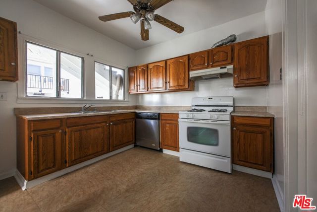 224 S Gale Drive, Beverly Hills CA: https://media.crmls.org/mediaz/9b11d299-6b89-43fe-8852-60e61569130f.jpg