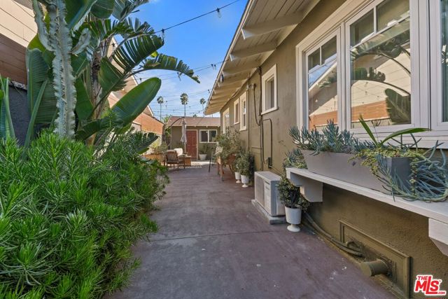 424 S Columbus Avenue, Glendale CA: https://media.crmls.org/mediaz/9b12303e-f3ba-4ef4-89fe-1e3e2183c6f0.jpg