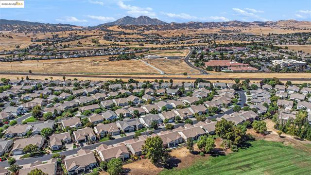 452 Tayberry Ln, Brentwood CA: https://media.crmls.org/mediaz/9b1313b9-6c45-4a02-8260-a1ef4c864513.jpg