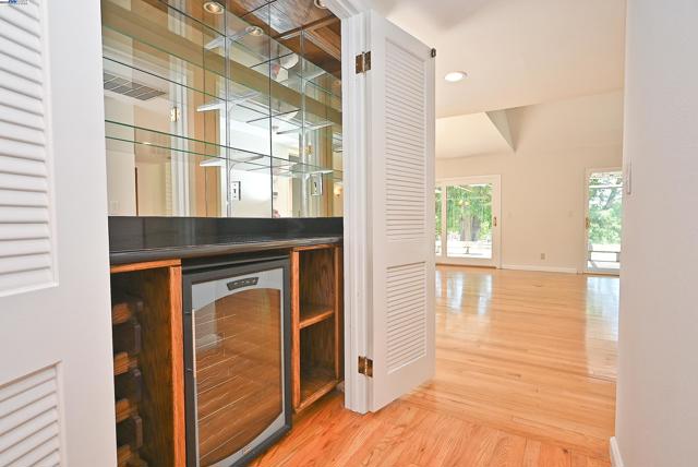 727 Paradise Valley Ct, Danville CA: https://media.crmls.org/mediaz/9b136eab-2abf-46e0-bb26-111fe419a856.jpg