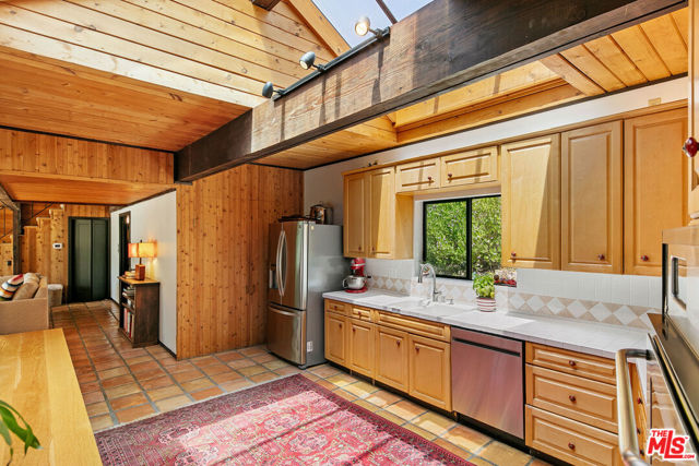 25813 Dark Creek Road, Calabasas CA: https://media.crmls.org/mediaz/9b152da6-7e41-4a71-ba9e-8d9fea7033cb.jpg