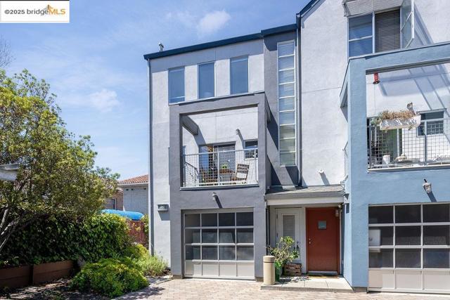 3927 Cerrito Ave, Oakland CA: https://media.crmls.org/mediaz/9b15f7f3-a36b-4301-963b-1fd4affa5b84.jpg