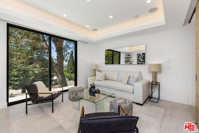 14899 Round Valley Drive, Sherman Oaks CA: https://media.crmls.org/mediaz/9b167389-2684-475f-86ea-d8c98f590b69.jpg