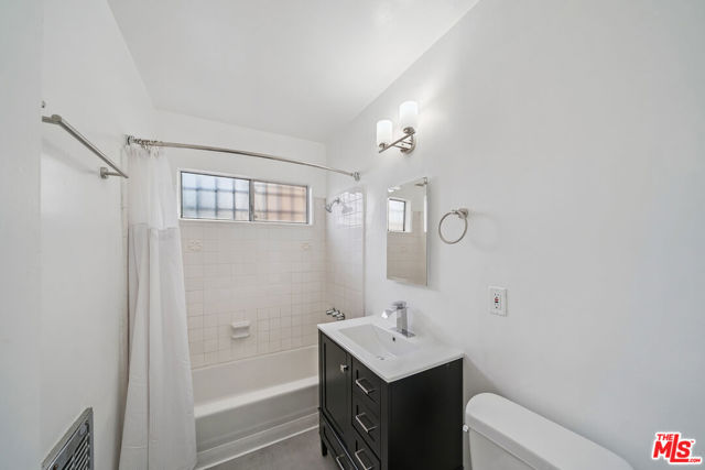 217 Carondelet, Los Angeles CA: https://media.crmls.org/mediaz/9b168be1-ac85-47eb-8723-0d85bde83841.jpg