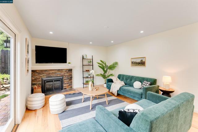 438 Odin Dr, Pleasant Hill CA: https://media.crmls.org/mediaz/9b182ad5-e36b-4d62-b5f1-91b3de4b482c.jpg