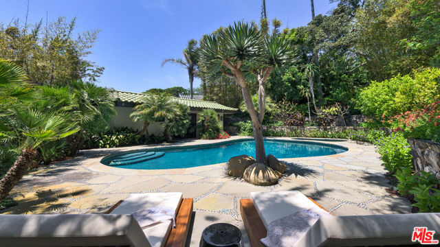 7221 Birdview Avenue, Malibu CA: https://media.crmls.org/mediaz/9b19ba75-2260-49e6-a3a9-45c69042d91e.jpg