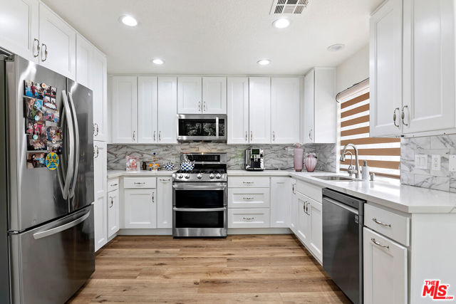 18730 Hatteras Street, Tarzana CA: https://media.crmls.org/mediaz/9b1a8ba7-31e2-48c2-949e-f342dab9e76c.jpg