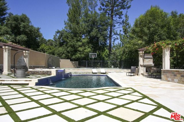 Pool/Backyard