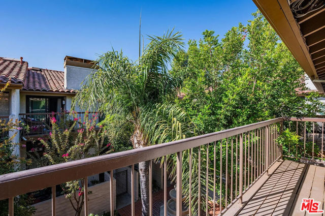 23471 Park Sorrento, Calabasas CA: https://media.crmls.org/mediaz/9b1afb86-3418-424f-a3b0-89818b7c2b1d.jpg