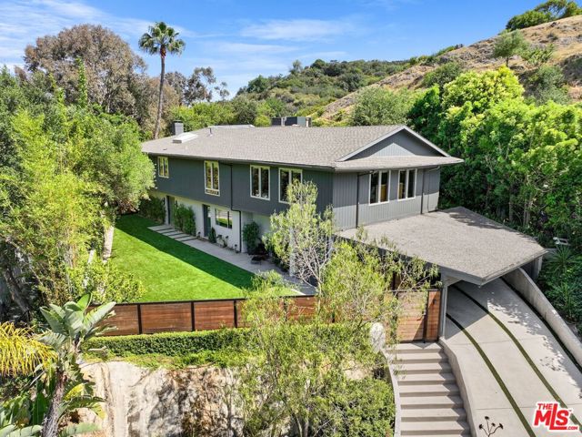 7712 Chandelle Place, Los Angeles CA: https://media.crmls.org/mediaz/9b1b0731-a9be-476f-a9d7-28ecd6c64cdd.jpg