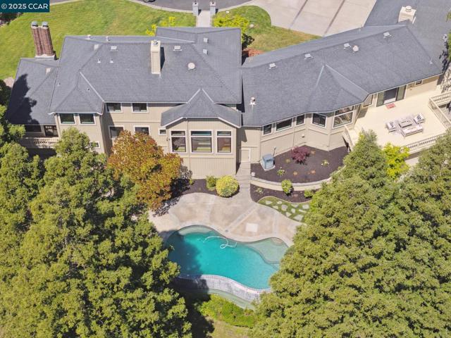 22 Ranger Ct, Alamo CA: https://media.crmls.org/mediaz/9b1b2d66-7838-4cc5-ad73-f9176fee081f.jpg