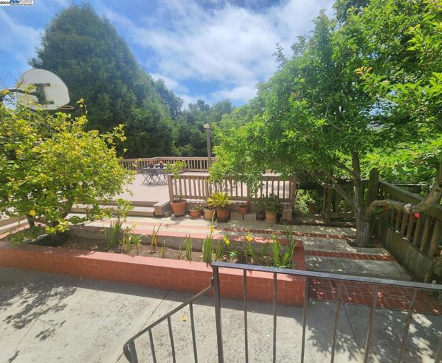 25660 Paul Ct, Hayward CA: https://media.crmls.org/mediaz/9b1b4636-cb12-45b0-b306-f816c5a3b087.jpg